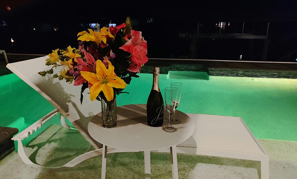Florida Villa Poolbeleuchtung Und Blumenbouquet at Villa Dandelion, Cape Coral Florida